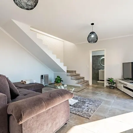 Semesterbostad Casa Yeni Modern Two Bedrooms Arco da Calheta (Madeira)