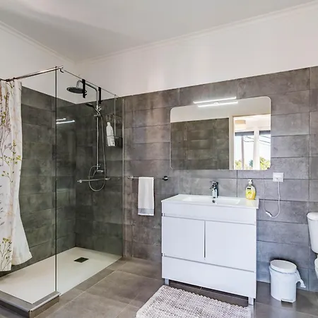 Semesterbostad Casa Yeni Modern Two Bedrooms Arco da Calheta (Madeira)